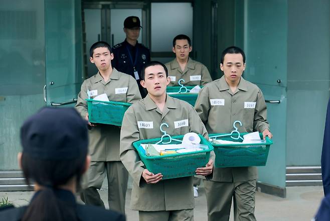 넷플릭스 드라마 '참교육'의 한 장면. 드라마 속 설정과는 달리 만 14세 미만 촉법소년이라도 범죄를 저지를 경우 보호관찰, 사회봉사, 최대 2년의 소년원 송치 등 보호처분을 받을 수 있다. 넷플릭스 제공