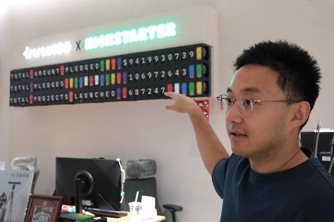 4월 18일 중국 광둥성 선전시 난산구 '이노100(INNO100)' 매장에서 이노100 공동창업자인 웨인 장이 사업을 설명하고 있다. 선전=나광현 기자