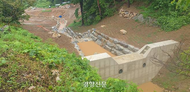 1일 경남 산청군 산청읍 내부마을의 산사태 복구공사가 진행 중이다. 김정훈 기자