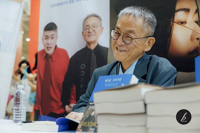 전경철 작가 사인회. 2026.07.01./사진=카카오