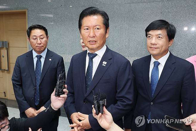 발언하는 정청래 전 대표 (전주=연합뉴스) 임채두 기자 = 더불어민주당 정청래 전 대표가 1일 전북특별자치도청에서 취재진 질문에 답하고 있다. 2026.7.1 doo@yna.co.kr