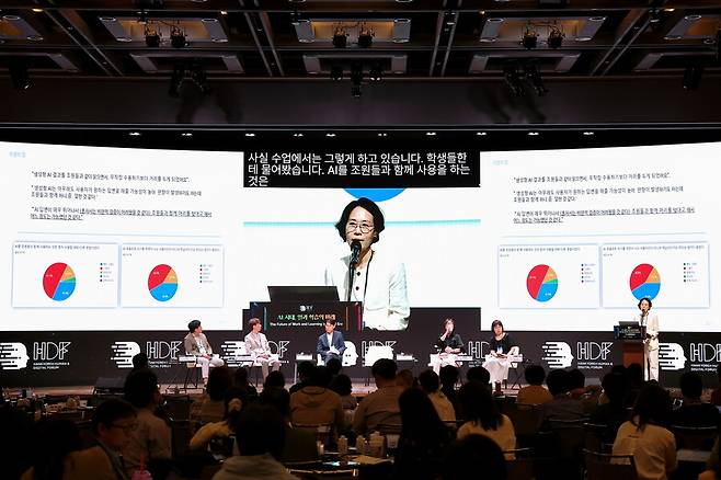 지난 6월24일 열린 제5회 한겨레 사람과디지털포럼에선 ‘전환의 현장_아이들에게 무엇을 가르칠 것인가?’를 주제로 원탁토론이 진행됐다. 박숙자(오른쪽) 서강대 전인교육원 교수가 발표하고 있다.