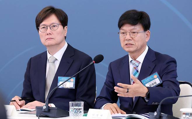 이병태(오른쪽) 규제합리화위원회 부위원장이 지난 4월 15일 청와대에서 이재명 대통령 주재로 열린 규제합리화위원회 제1차 전체회의에서 발언하고 있다. 왕태석 선임기자