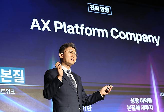 박윤영 KT 대표가 6일 서울 광진구 풀만 앰배서더 이스트폴에서 열린 취임 후 첫 기자간담회에서 자사의 ‘인공지능 전환(AX) 플랫폼 컴퍼니’ 전략을 발표하고 있다. 연합뉴스