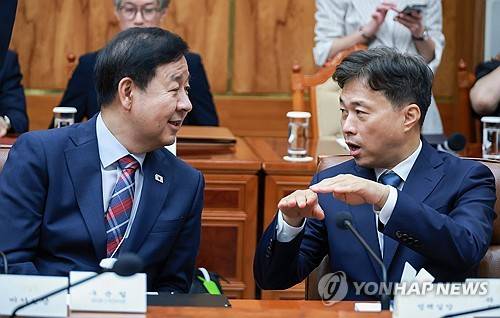 구윤철 부총리와 곽노정 SK하이닉스 대표(서울=연합뉴스) 한상균 기자 = 구윤철 부총리 겸 재정경제부 장관(왼쪽)과 곽노정 SK하이닉스 대표가 6일 청와대에서 열린 이재명 대통령 주재 메가프로젝트 민관합동 점검회의에서 대화하고 있다. 2026.7.6 xyz@yna.co.kr