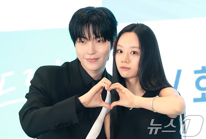 배우 황인엽과 이혜리(오른쪽)가 7일 서울 구로구 신도림 더 세인트에서 열린 ENA 새 드라마 '그대에게 드림‘ 제작발표회에서 포즈를 취하고 있다. ’그대에게 드림‘은 꿈을 이루고 돌아온 천재 영화감독 우수빈(황인엽 분)과 꿈을 잊은 채 사는 생계형 리포터 주이재(이혜리 분)의 재회 후일담을 그린 로맨틱 코미디다. 2026.7.7 ⓒ 뉴스1 권현진 기자