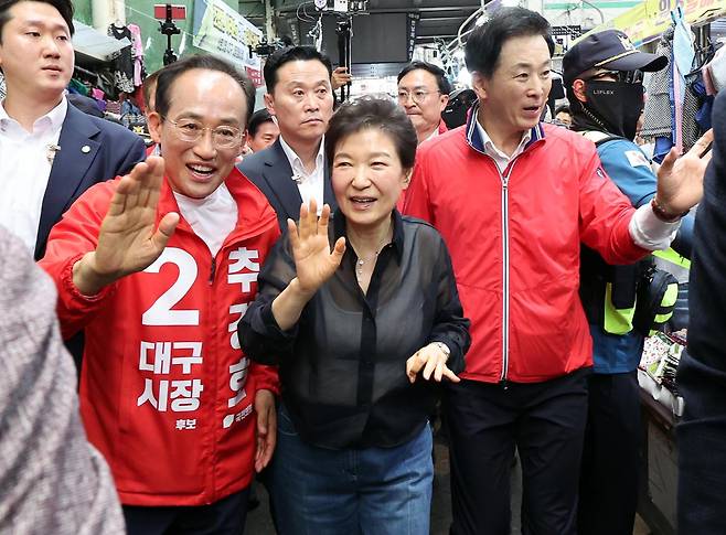 박근혜 전 대통령이 올해 5월 31일 대구 중구 서문시장을 찾아 당시 국민의힘 후보였던 추경호 대구시장 지원 유세를 하고 있다. 연합뉴스