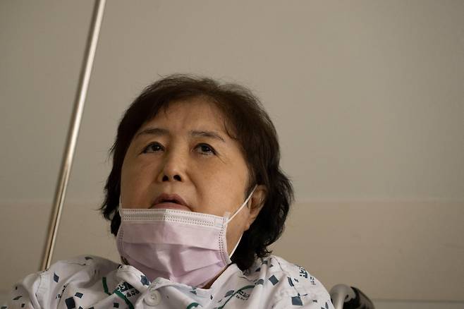 박근혜 정부 국정농단 사건으로 중형이 선고돼 11년째 수감 생활을 하다 최근 건강 문제로 형집행정지 일시 석방된 최서원(개명 전 최순실)씨가 지난달 29일 서울 용산구 순천향대병원에서 본보와 인터뷰를 하고 있다. 강예진 기자