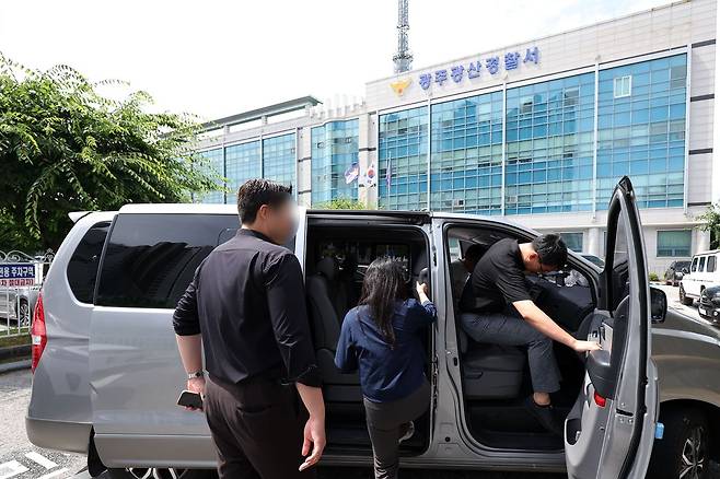 장윤기 사건에 대한 경찰의 증거인멸 의혹 등에 대한 강제 수사에 착수한 7일 검찰 수사관들이 광주 광산경찰서를 압수수색 후 나서고 있다. 뉴스1