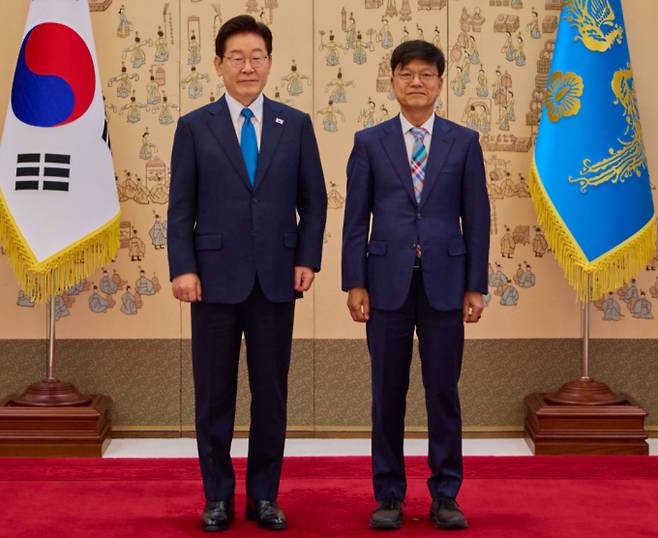 이재명 대통령이 지난 4월15일 청와대에서 이병태 규제합리화위원회 부위원장에게 위촉장을 수여한 후 기념촬영을 하고 있다. / 사진=뉴스1