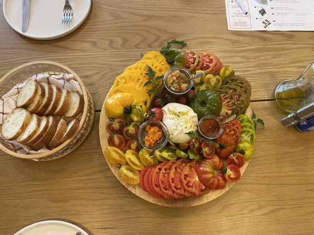 다양한 품종의 토마토와 치즈를 곁들인 플래터. 토마토는 과일과 채소의 경계를 넘어 취향과 문화를 담아내는 식재료가 되었다. ⓒ정주영