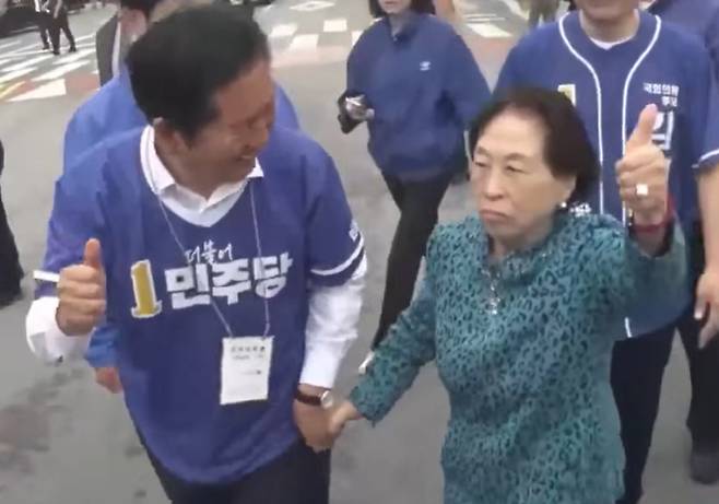 지난 5월 21일 더불어민주당 지원 유세 현장에서 정청래 당시 대표와 함께 목격됐던 전원주씨. 유튜브 캡처