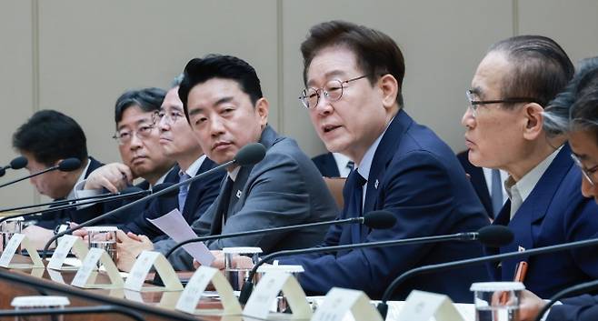 이재명 대통령이 6일 청와대에서 메가프로젝트 민관합동 점검회의를 주재하고 있다. 왼쪽 두 번째부터 하준경 경제성장수석, 김용범 정책실장, 강훈식 대통령 비서실장, 이 대통령, 위성락 국가안보실장. 뉴스1