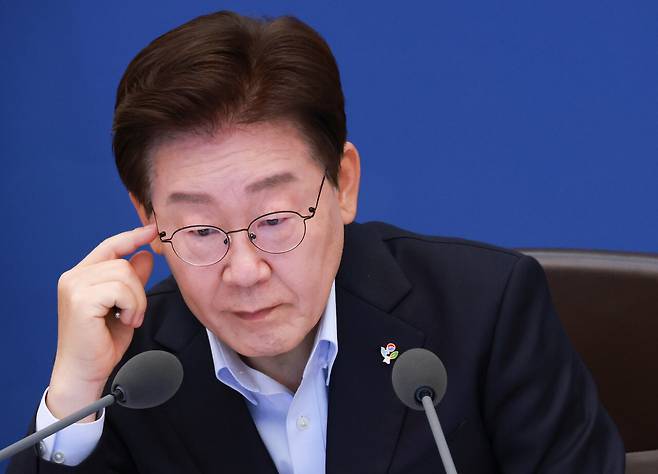 이재명 대통령이 6월23일 청와대에서 열린 국무회의 겸 비상경제점검회의에서 자료를 보고 있다. ⓒ연합뉴스