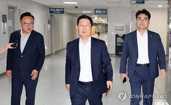 국민의힘 '대안과 미래' 모임 참석하는 의원들 (서울=연합뉴스) 배재만 기자 = 국민의힘 개혁성향 모임인 '대안과 미래' 소속 이성권 간사(오른쪽부터), 권영진, 고동진 의원이 7일 국회 의원회관에서 열린 조찬 회동에 참석하기 위해 입장하고 있다. 2026.7.7 scoop@yna.co.kr