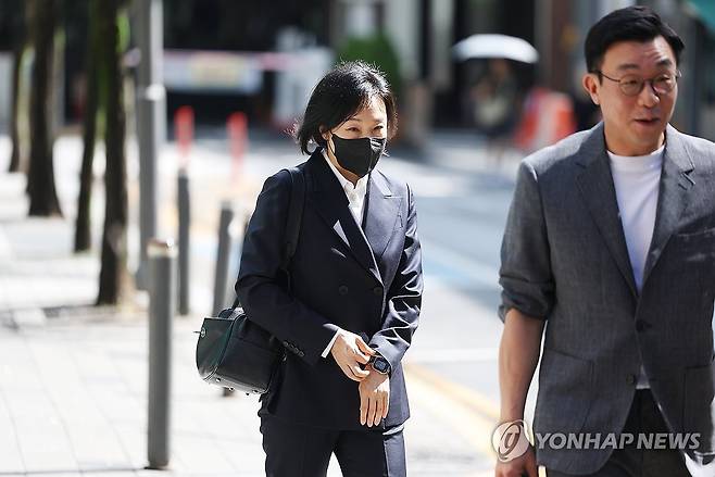 종합특검 향하는 유경옥 전 행정관 (과천=연합뉴스) 김성민 기자 = 유경옥 전 행정관이 대통령실 관저 공사 의혹 조사를 위해 7일 경기도 과천에 마련된 권창영 2차 종합특별검사팀 사무실에 출석하고 있다. 2026.7.7 ksm7976@yna.co.kr