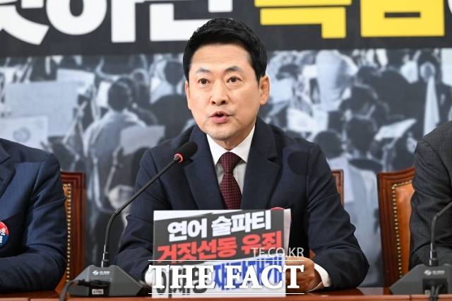 장동혁 국민의힘 대표가 단일종목 레버리지 ETF를 두고 "정부가 사실상 '코스피 카지노'를 만들었다"며 정책 결정 과정에 대한 감사를 촉구했다. /국회=서예원 기자