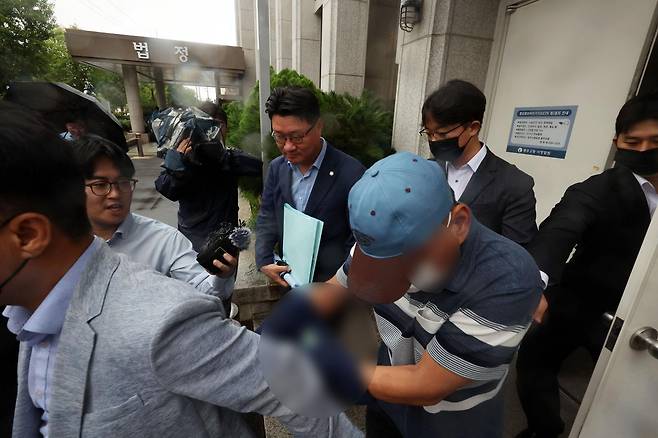 여고생 살해범 장윤기 사건 관련 공무상비밀누설과 증거인멸 혐의를 받는 광산경찰서 소속 박모 강력팀장이 8일 오전 구속 전 피의자 심문(영장실질심사)을 마치고 법정을 나서고 있다. 전남광주=뉴스1