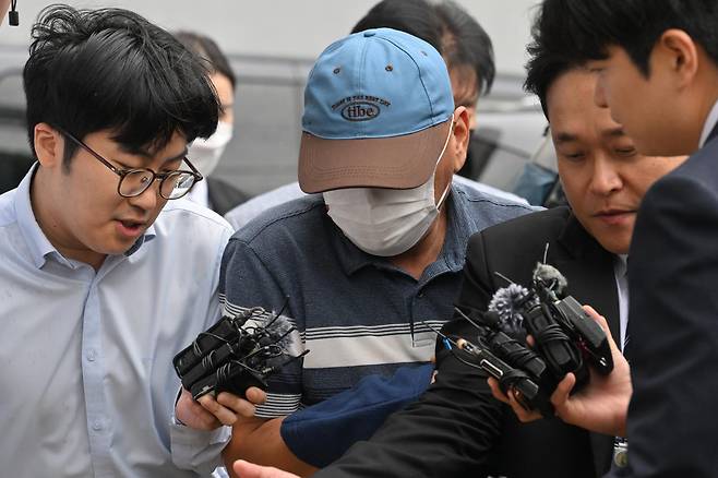 ‘장윤기 사건’과 관련해 증거인멸 혐의를 받고 있는 광주 광산경찰서 소속 박모 경감이 8일 오전 전남광주 동구 광주지법에서 열리는 구속 전 피의자 심문(영장실질심사)에 출석하고 있다. 전남광주=뉴시스