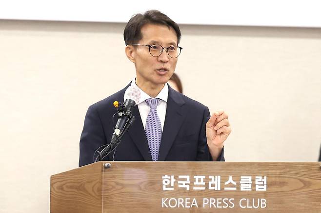 지난 4월 취임한 김진오 저출산고령사회위원회 부위원장이 8일 서울 중구 프레스센터에서 열린 2026년 저출산고령사회위원회 기자간담회에서 질의응답을 하고 있다. 뉴스1
