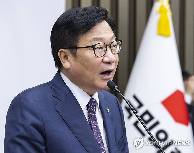 국민의힘 의원 총회에서 발언하는 정점식 원내대표 (서울=연합뉴스) 황광모 기자 = 국민의힘 정점식 원내대표가 2일 국회에서 열린 의원 총회에서 발언하고 있다.
국민의힘은 이날 의원 총회에서 지난달 30일 국회 본회의에서 22대 하반기 국회 법사위를 포함한 11개 상임위의 위원장을 투표를 통해 선출한 것을 놓고 향후 대응 방향을 논의할 예정이다. 2026.7.2 hkmpooh@yna.co.kr