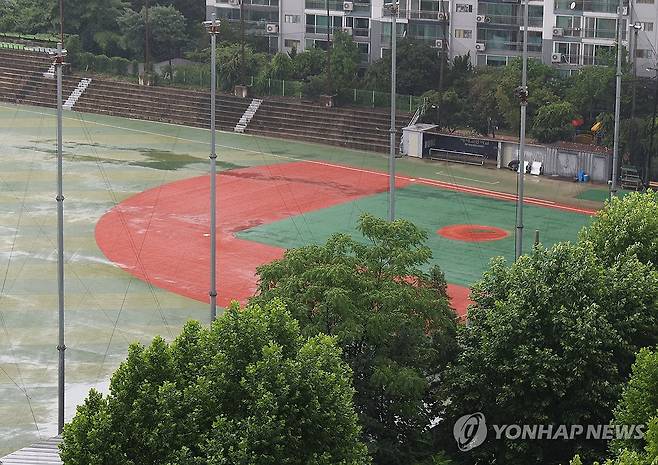 6개월 출전정지 재심 신청한 배재고 야구부…비어 있는 야구장 (서울=연합뉴스) 김성민 기자 = 광주제일고등학교(광주일고)와의 경기 도중 5·18 민주화운동을 폄훼하는 응원 구호를 외쳤다가 6개월 출전정지 처분을 받은 서울 배재고 야구부가 8일 재심을 신청하기로 했다.
사진은 이날 서울 강동구 배재고등학교 야구장의 모습. 2026.7.8 ksm7976@yna.co.kr
