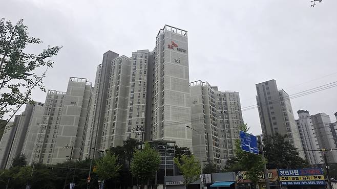▲광주 서구 상무지구 인근 SK뷰 아파트 전경.정부의 광주 군공항 부지 반도체 산단 조성 방침 이후 이 단지를 중심을 광주송정역과 군공항 인근 주거지에 대한 시장 관심이 커지고 있다. 사진=장혜원 기자