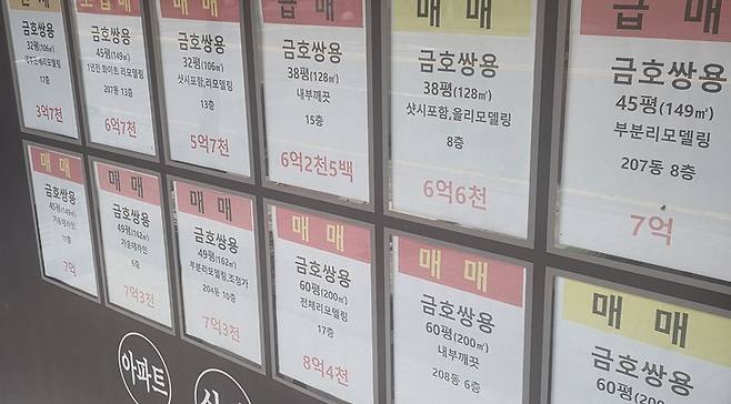 ▲광주 서구 상무지구 인근 한 공인중개업소에 금호쌍용 아파트 매물 안내문이 붙어 있다. 광주 군공항 부지 반도체 산단 조성 기대감이 확산되면서 지역 부동산 시장에서는 매물 회수와 호가 변화 여부에 관심이 커지고 있다. 사진=장혜원 기자