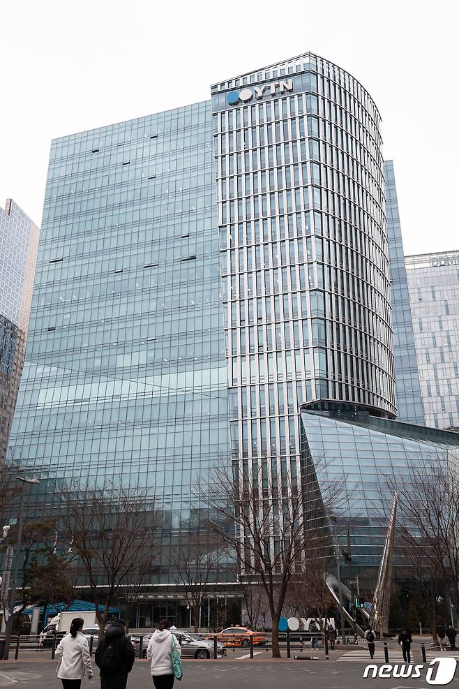 서울 마포구 YTN 사옥 앞으로 시민들이 지나고 있다. 방송통신위원회는 이날 제6차 위원회 회의를 열고 유진그룹의 특수목적회사 유진이엔티가 신청한 YTN 최다액출자자(최대주주) 변경 신청을 조건부 승인했다. 이에 지난해 YTN 지분 30.95%를 낙찰받은 유진그룹은 YTN의 최대주주가 됐다. 2024.2.7 ⓒ 뉴스1 유승관 기자