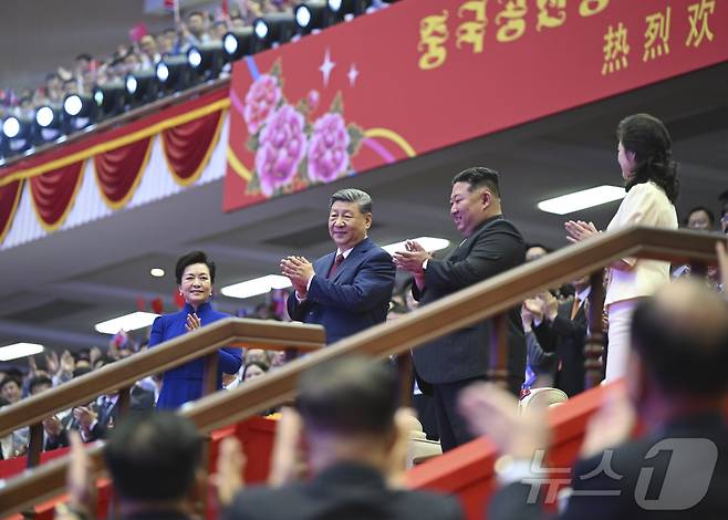 시진핑 중국 국가주석과 펑리위안 여사, 김정은 북한 노동당 총비서와 리설주 여사가 8일 평양체육관에서 개최된 문화공연을 관람하고 박수를 치고 있다. 2026.6.8 ⓒ 신화=뉴스1