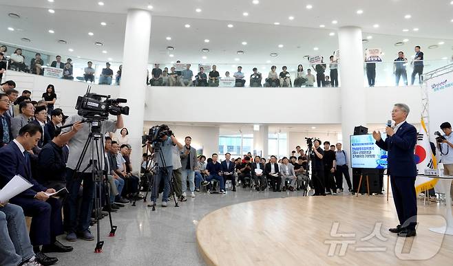 민형배 전남광주통합특별시장이 9일 오후 무안청사 소공연장에서 열린 ‘통합특별시 청사 관련 타운홀미팅’서 동부·무안·광주 3개 청사 기능 배분 및 행정 효율성, 균형발전 실현을 위한 시민들의 의견을 수렴하고 질의에 대한 답변을 하고 있다.(전남광주통합특별시 제공. 재판매 및 DB금지) 2026.7.9 ⓒ 뉴스1