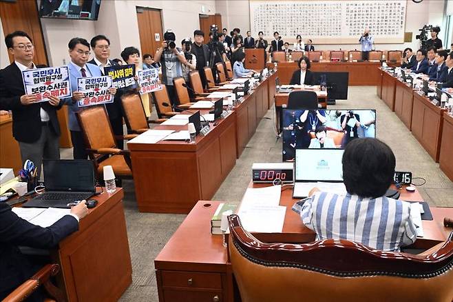 국민의힘 의원들이 8일 오후 서울 여의도 국회에서 열린 국회 법제사법위원회 전체회의에서 일방적인 원 구성과 검찰 보완수사권 졸속폐지에 대해 항의하며 피켓을 들고 있다. ⓒ데일리안 홍금표 기자