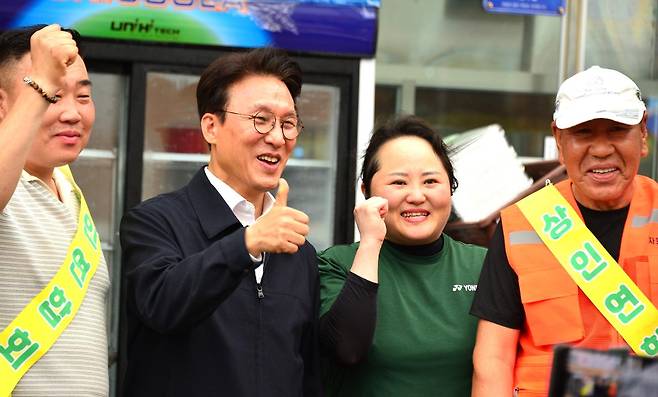 9일 전남광주 보성군 벌교읍 벌교5일시장을 찾은 김민석 전 국무총리가 상인들과 기념촬영하면서 '엄지척' 하고 있다. 뉴시스