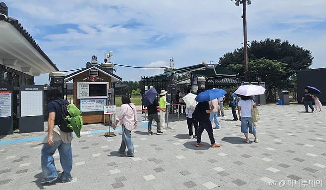 7일 경북 경주 '동궁과 월지'를 찾은 외국인 단체관광객들이 입장을 기다리고 있다. / 사진 = 오진영 기자