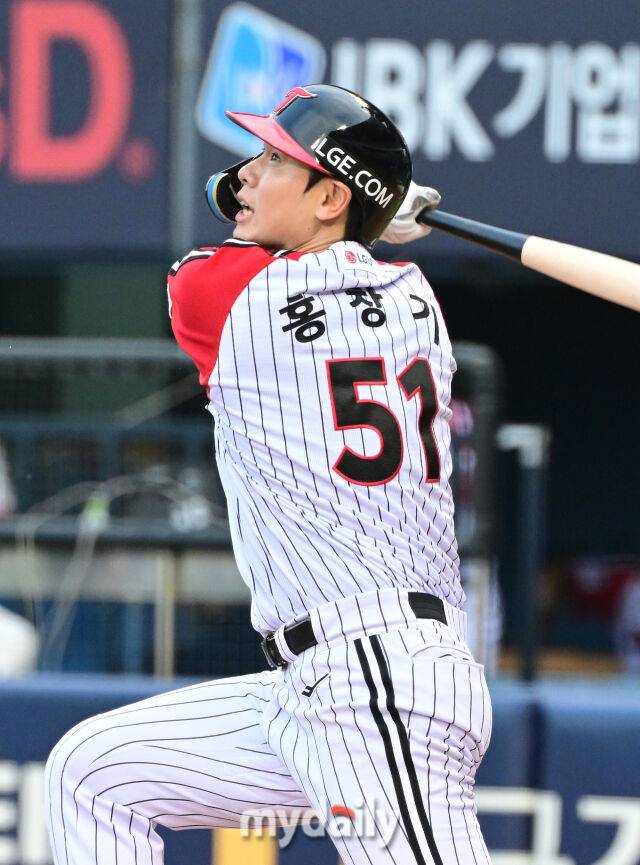14일 오후 서울 잠실야구장에서 진행된 '2026 신한 SOL KBO 리그' 롯데 자이언츠 - LG 트윈스 경기. LG 홍창기가 7회말 1사 2루에서 역전 2루타를 때리고 있다./마이데일리