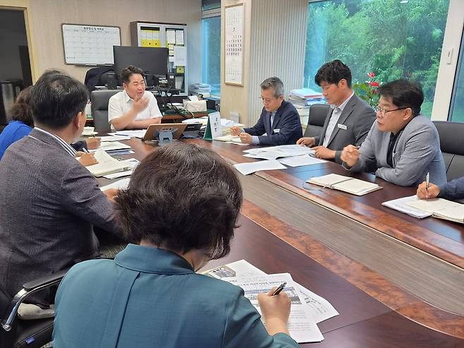 오세현 아산시장이 8일 ‘신속 지원·전략 대응 추진단’ 첫 회의에 앞서 시장실을 찾은 추진단 관계자들에게 삼성 투자 ‘하이패스’를 깔아주는 행정을 주문했다.
