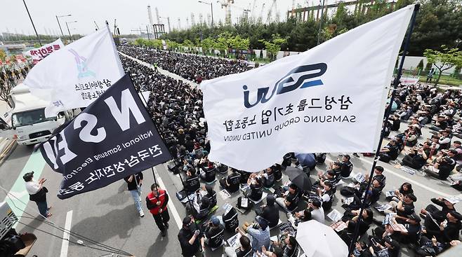 23일 경기 평택시 삼성전자 평택캠퍼스 앞에서 삼성전자 노동조합 공동투쟁본부 조합원들이 투쟁결의대회를 갖고 있다. 신태현 기자 holjjak@