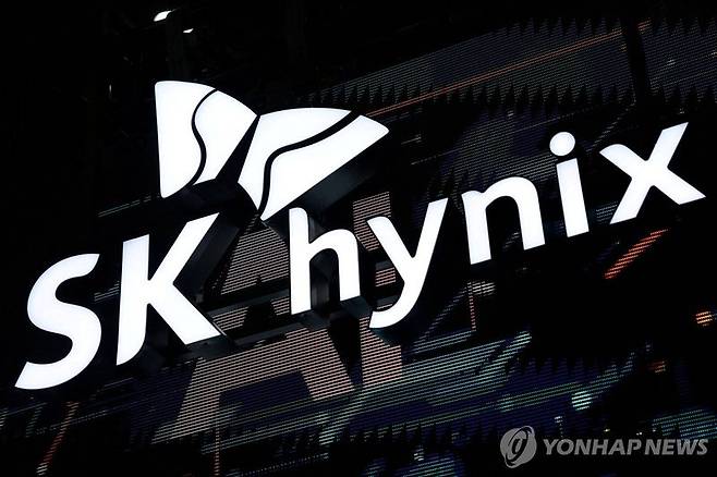 SK하이닉스가 증권가의 낙관론 속에서 홀로 '보유' 의견과 낮은 목표주가를 제시한 보고서가 나와 주목받고 있습니다. 사진은 반도체 생산라인을 점검하는 이재용 삼성전자 회장. /사진=연합뉴스