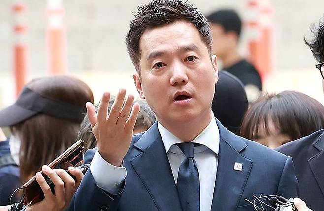 배우 김수현의 명예를 훼손한 혐의를 받는 김세의 가로세로연구소 대표가 지난달 26일 오전 서울 서초구 서울중앙지방법원에서 열린 구속 전 피의자 심문(영장실질심사)에 출석하고 있다. 사진공동취재단