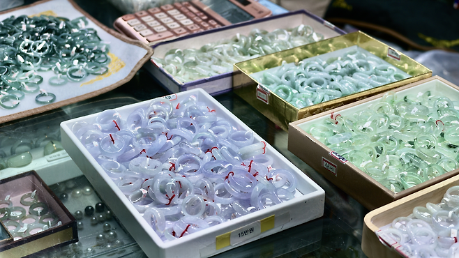 Jade rings in many color shades are displayed for sale in Oksibang, Jongno-gu, Seoul. (Cha Min-jung/The Korea Herald)