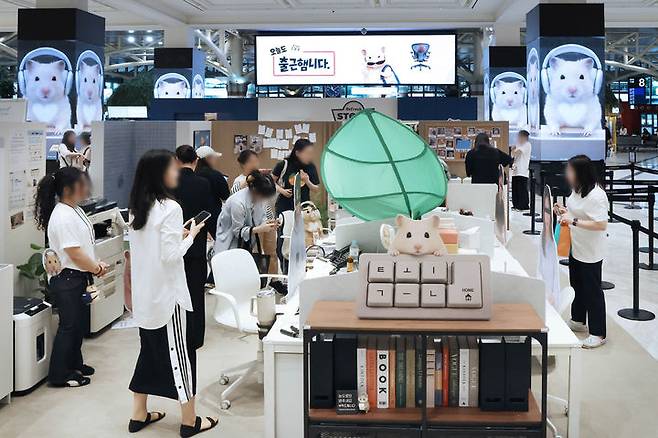 신세계백화점은 오는 22일까지 강남점 1층 오픈스테이지에서 인기를 끌고 있는 AI 크리에이터 '정서불안 김햄찌' 팝업스토어 '오늘도 출근햄니다'를 운영한다고 10일 밝혔다. *재판매 및 DB 금지