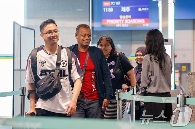 인천-제주 국내선 직항노선이 10년만에 운영을 재개한 12일 제주에서 출발해 인천국제공항 1터미널에 도착한 외국인 관광객들이 이동하고 있다. 2026.5.12 ⓒ 뉴스1 안은나 기자
