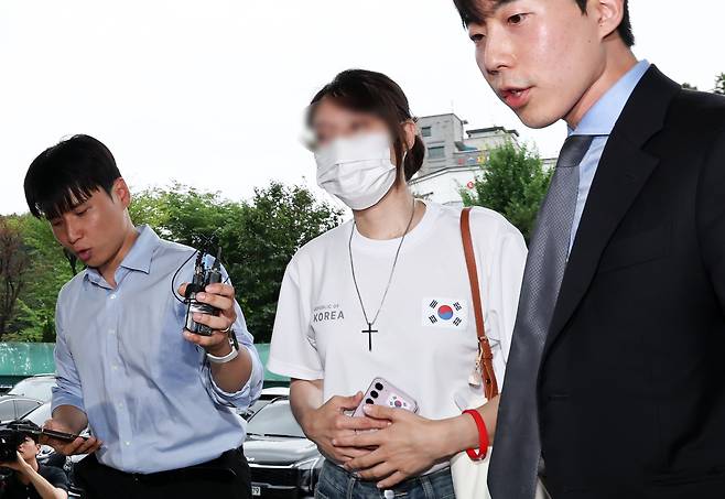 잠실 참정권 집회에서 체육단체 관계자들의 진입을 막아 '올다르크'로 불린 여성 A 씨가 10일 오후 서울 송파구 송파경찰서에 조사를 위해 출석하고 있다./뉴스1