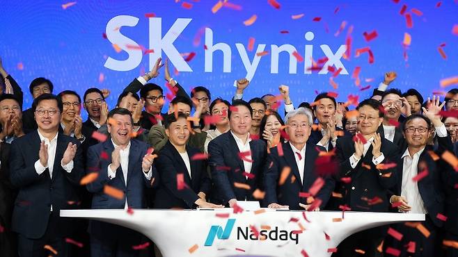 10일 오전(현지시간) 미국 뉴욕 나스닥 마켓사이트에서 열린 '오프닝 벨' 행사에서 최태원 SK그룹 회장(가운데), 곽노정 SK하이닉스 CEO, 고승범 SK하이닉스 사외이사 겸 이사회 의장이 타종을 하며 나스닥 ADR 거래 개시를 알리고 있다.