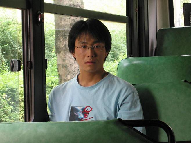 배우 오정세는 영화 '8월의 일요일들'(2006)에서 헌책방 주인 소국을 연기하며 장편영화 첫 주연을 맡게 됐다. 인디스토리 제공