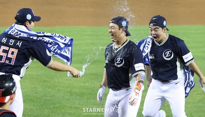 2026 KBO 올스타전 홈런 더비가 10일 서울 잠실야구장에서 열렸다. 한화 강백호가 홈런 레이스에서 우승을 차지한 후 동료들의 축하를 받고 있다. /사진=김진경 kim.jinkyung@