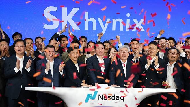 10일 오전(현지시간) 미국 뉴욕 나스닥 마켓사이트에서 열린 '오프닝 벨' 행사에서 최태원 SK그룹 회장, 곽노정 SK하이닉스 CEO, 고승범 SK하이닉스 사외이사 겸 이사회 의장이 타종을 하며 나스닥 ADR 거래 개시를 알리고 있다.(사진제공=SK하이닉스)