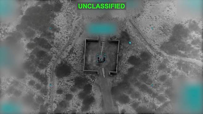 미 중부사령부(CENTCOM)가 이란 군사 목표물에 대한 공격이라고 밝힌 발사체가 미확인 위치에 떨어지는 모습. /연합뉴스