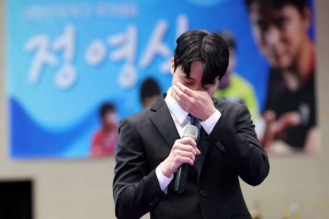 정영식이 2023년 은퇴식에서 눈물을 흘리고 있다. 동아일보 DB