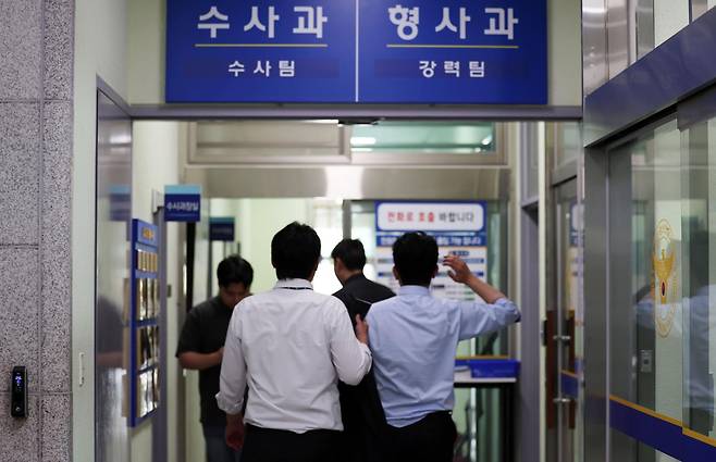 장윤기 사건에 대한 경찰의 증거인멸 의혹 등에 대한 강제 수사에 착수한 7일 검찰 수사관들이 광주 광산경찰서 형사과에 들어가고 있다. 2026.7.7/뉴스1